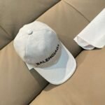 Balenciaga classic baseball cap embroidered in black and white - Image 3