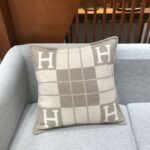 High-quality wool and cashmere blend cushion and blanket - Image 3