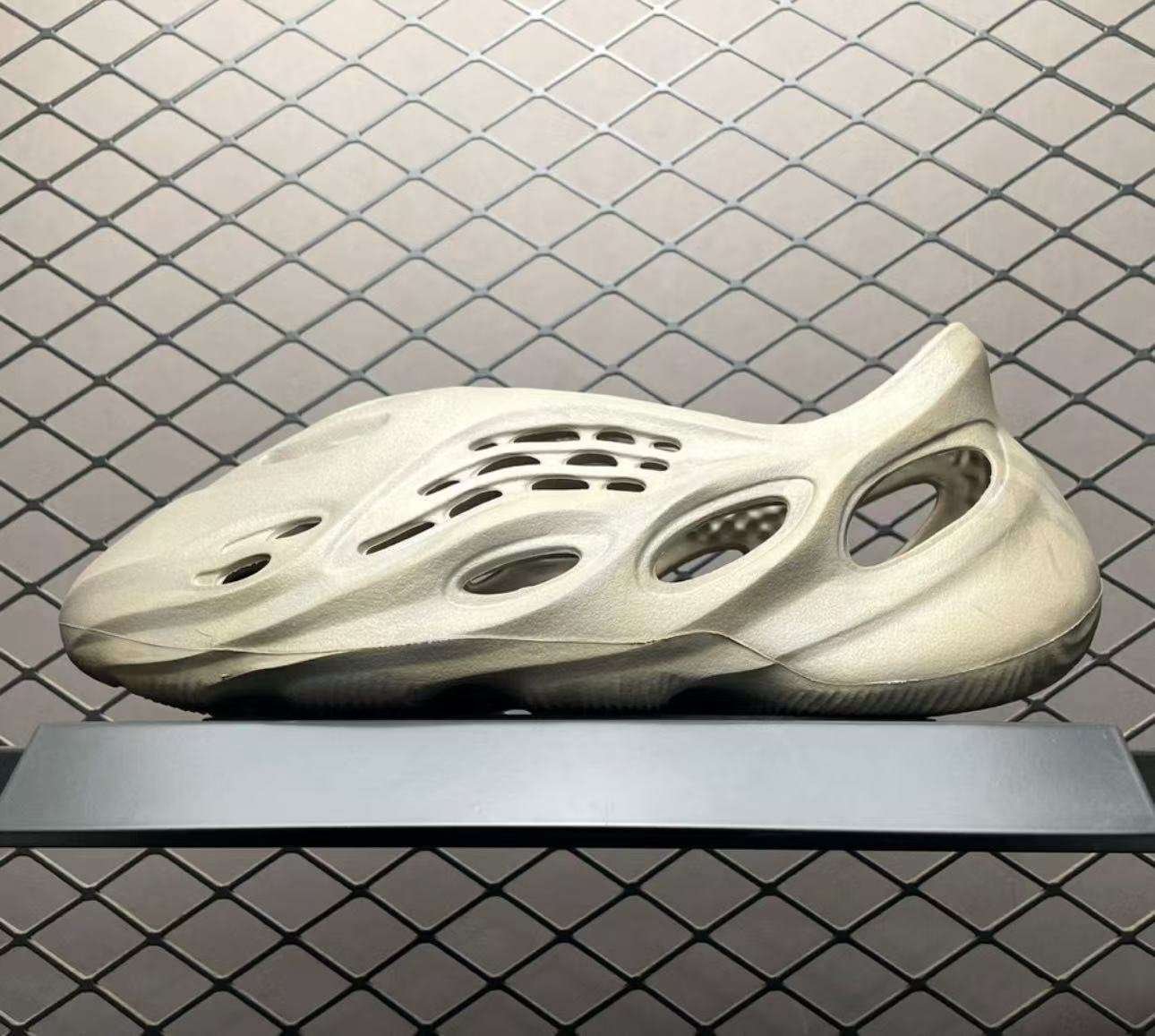 1000195458-1-12.jpg Adidas slippers - Image 1