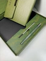Gucci notebook and pen set - Image 9