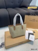 Coach bag, size: 22*20*10 - Image 4