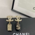 CHAN 23 Black resin 5-shaped bag ear studs - Image 9