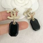 CHAN 23 Black resin 5-shaped bag ear studs - Image 6