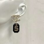 CHAN 23 Black resin 5-shaped bag ear studs - Image 5