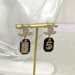 CHAN 23 Black resin 5-shaped bag ear studs - Image 4