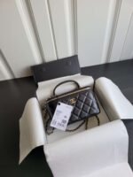 Chanel cosmetic bag high-end version delicate lambskin material size：9.5x17x8cm