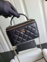 Chanel cosmetic bag high-end version delicate lambskin material size：9.5x17x8cm - Image 7