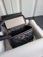 Chanel cosmetic bag high-end version delicate lambskin material size：9.5x17x8cm - Image 6
