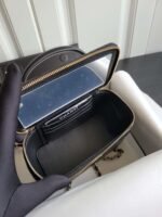 Chanel cosmetic bag high-end version delicate lambskin material size：9.5x17x8cm - Image 5