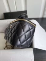 Chanel cosmetic bag high-end version delicate lambskin material size：9.5x17x8cm - Image 3