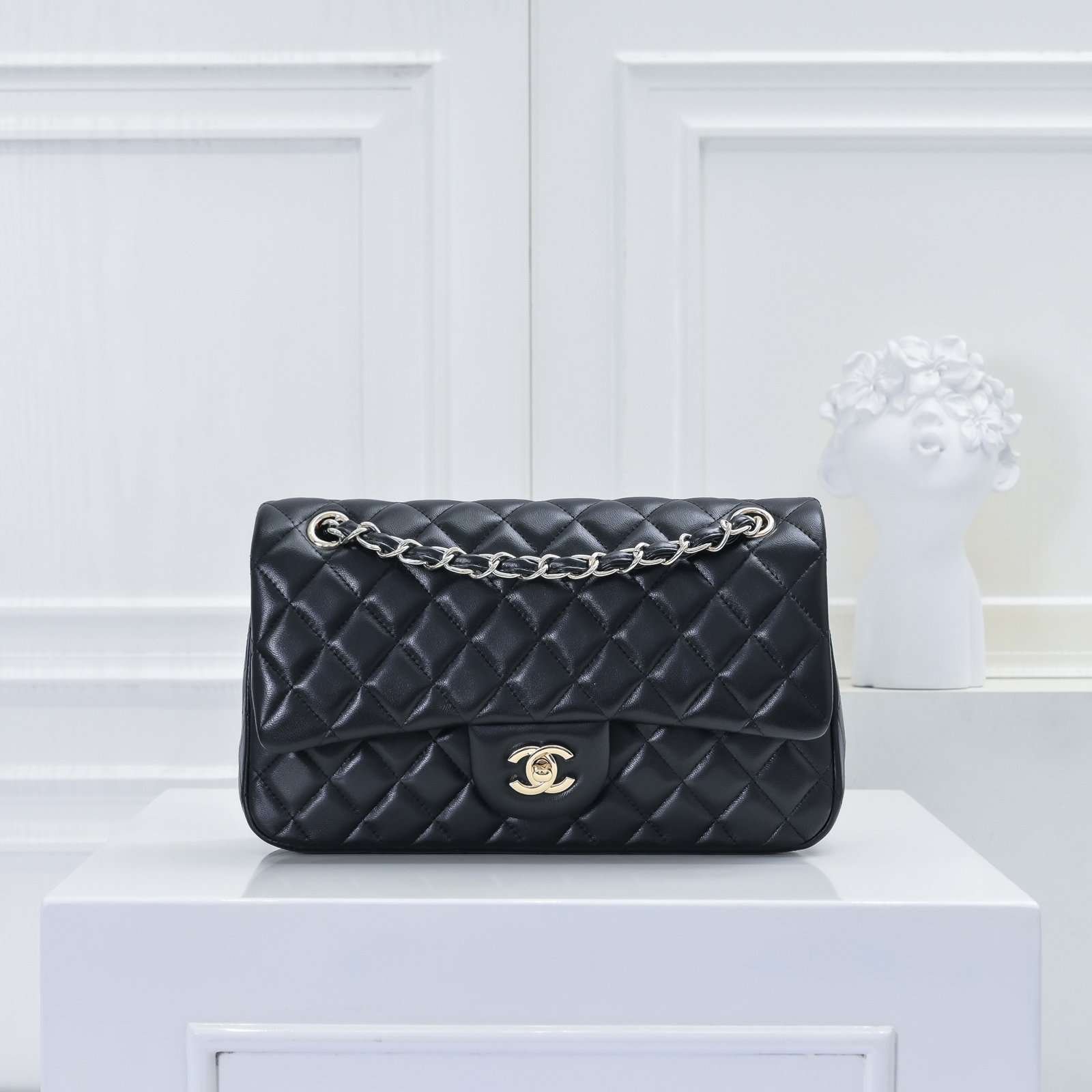 a1724725438081_3438.jpg Chanel classic bag 25.5x16x6.5cm Sheepskin material - Image 1