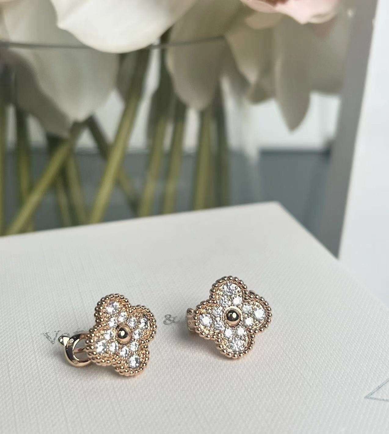 a1733918662858_2634.jpg Van Cleef & Arpels four-leaf clover full diamond earrings Premium - Image 1
