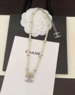 Chanel two-tone flower pearl necklace - Image 5