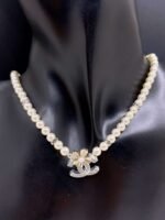 Chanel two-tone flower pearl necklace - Image 4