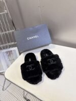 CHANEL The latest autumn and winter slippers are made of soft and warm materials. The lining of the high-end version is made of wool - Image 2