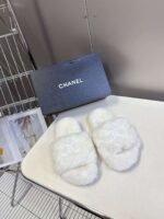 CHANEL The latest autumn and winter slippers are made of soft and warm materials. The lining of the high-end version is made of wool - Image 4