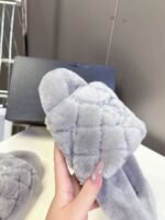 CHANEL The latest autumn and winter slippers are made of soft and warm materials. The lining of the high-end version is made of wool - Image 12