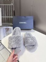 CHANEL The latest autumn and winter slippers are made of soft and warm materials. The lining of the high-end version is made of wool - Image 11