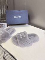 CHANEL The latest autumn and winter slippers are made of soft and warm materials. The lining of the high-end version is made of wool - Image 10