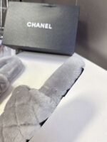 CHANEL The latest autumn and winter slippers are made of soft and warm materials. The lining of the high-end version is made of wool - Image 8