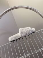 CHANEL The latest autumn and winter slippers are made of soft and warm materials. The lining of the high-end version is made of wool - Image 7