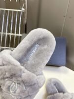 CHANEL The latest autumn and winter slippers are made of soft and warm materials. The lining of the high-end version is made of wool - Image 5