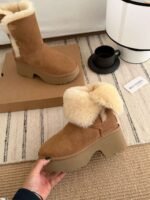 UGG platform foldable snow boots with a heel height of 6.5cm and a wool lining. - Image 10