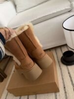 UGG platform foldable snow boots with a heel height of 6.5cm and a wool lining. - Image 9