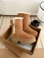 UGG platform foldable snow boots with a heel height of 6.5cm and a wool lining. - Image 8
