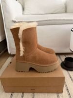 UGG platform foldable snow boots with a heel height of 6.5cm and a wool lining. - Image 4