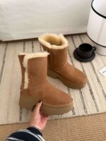 UGG platform foldable snow boots with a heel height of 6.5cm and a wool lining. - Image 3