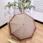 GUCCI fully automatic folding umbrella with black coating effectively blocks 99% of UV rays. - Image 5