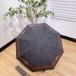 GUCCI fully automatic folding umbrella with black coating effectively blocks 99% of UV rays. - Image 4