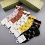 GUCCI Men’s and Women’s Same Style Cotton Socks in a Box of 5 Pair Socks - Image 5