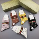 GUCCI Men’s and Women’s Same Style Cotton Socks in a Box of 5 Pair Socks - Image 4