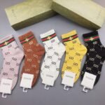 GUCCI Men’s and Women’s Same Style Cotton Socks in a Box of 5 Pair Socks - Image 6