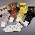 GUCCI Men’s and Women’s Same Style Cotton Socks in a Box of 5 Pair Socks - Image 3