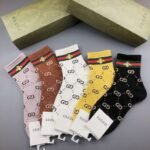 GUCCI Men’s and Women’s Same Style Cotton Socks in a Box of 5 Pair Socks - Image 2