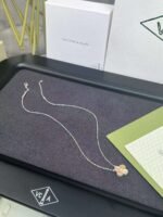 Van Cleef & Arpels Single Diamond Carved Clover Necklace - Image 2