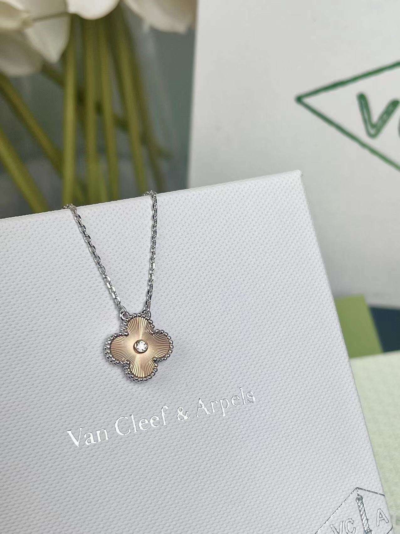 i1728226263_5636_0.jpg Van Cleef & Arpels Single Diamond Carved Clover Necklace - Image 1