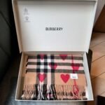 Burberry scarf Classic cashmere♥️heart 30x168cm 100% wool blend - Image 4