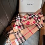 Burberry scarf Classic cashmere♥️heart 30x168cm 100% wool blend - Image 3