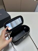 Chanel cosmetic bag 18x10cm - Image 4