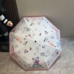 GUCCI fully automatic folding umbrella with black coating effectively blocks 99% of UV rays. - Image 3