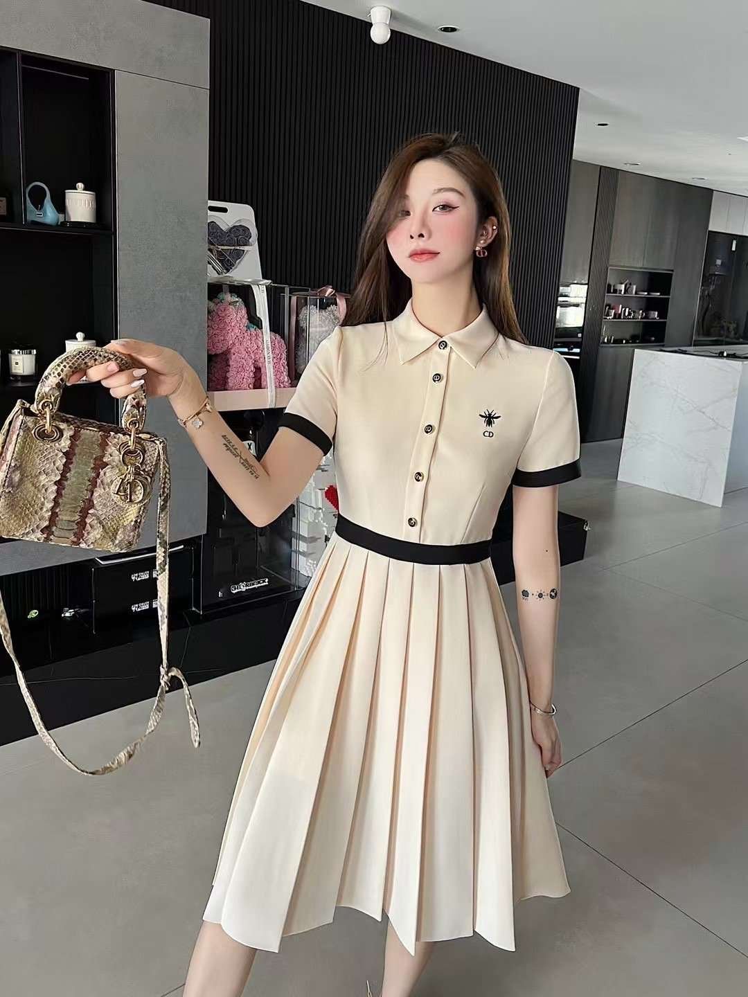 i1742487393321_9548_0_0.jpg DIOR new dress CD embroidered bee - Image 1