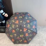 GUCCI fully automatic folding umbrella with black coating effectively blocks 99% of UV rays. - Image 2