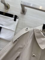 Chanel vintage series workwear mid-length trench coat with lettering printed lining and imported trench coat fabric - Image 7