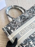 DIOR CDBooktote shopping bag with 3D embroidery material and dimensions: 35 x 28 cm - Image 9