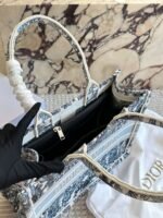 DIOR CDBooktote shopping bag with 3D embroidery material and dimensions: 35 x 28 cm - Image 4