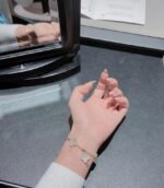 Van Cleef & Arpels high-end gold five-flower bracelet - Image 5